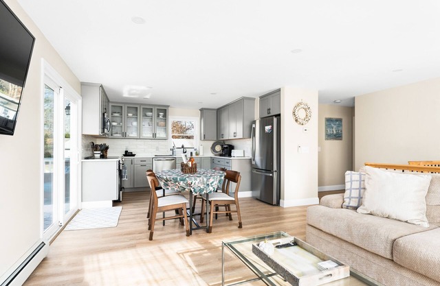 New* Remodeled private 3br/2ba w/neighborhood beach