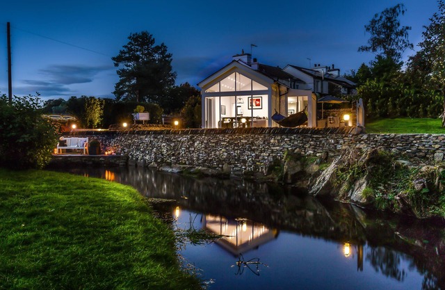 NEW - River Barn - 5 Star - Luxury Riverside Retreat