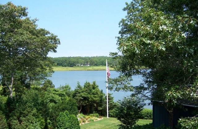 NEW SEABURY, REASONABLE PRICE, NICE AMENITIES, BRING KAYAK ,CANOE, ROW BOAT