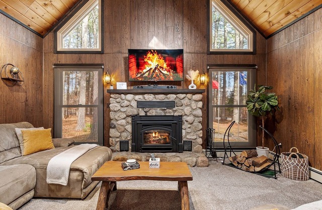 NEW! Woodland Retreat - Hot tub/Game Room/Firepit