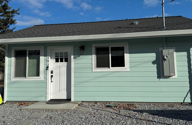 Newer Cozy Cottage w/Saltwater Spa!