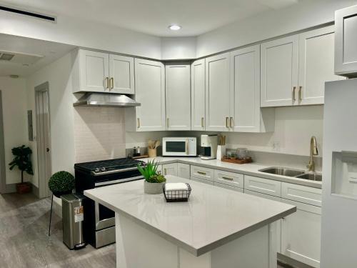 Newly Built Stylish Modern 2B In LA