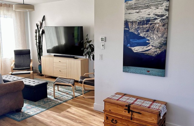 Newly Built, Unobstructed Mountain Views, 15 Min to Glacier