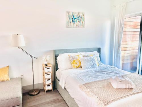 Newly Gated Stylish Steps to Hollywood 2B2B