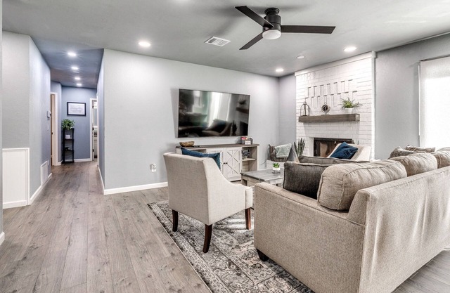 Newly remodeled 5BD- just 10 mins from airport!