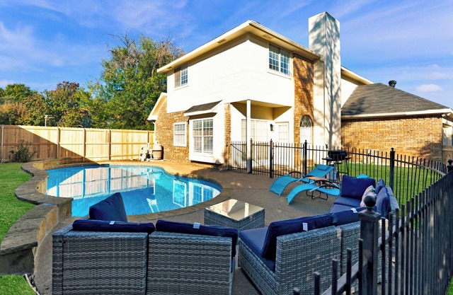 Newly remodeled 5BR 3 Bath w/pool 15 min to DFW airport~