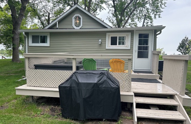 Newly remodeled cabin with private dock on Maple Lake