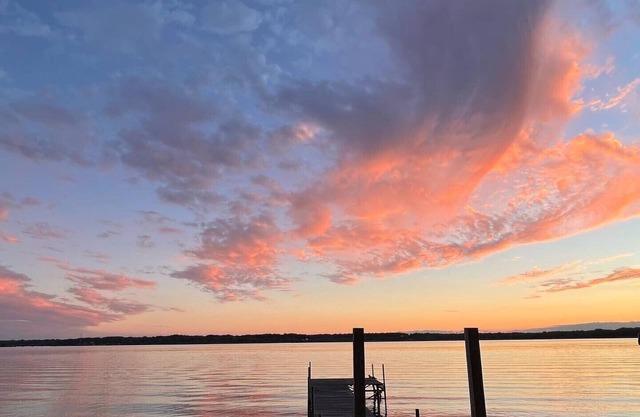 Newly remodeled Cayuga Cottage with private dock on the sunset bay.
