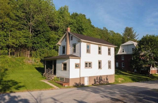 Newly remodeled, family-style home by the lake