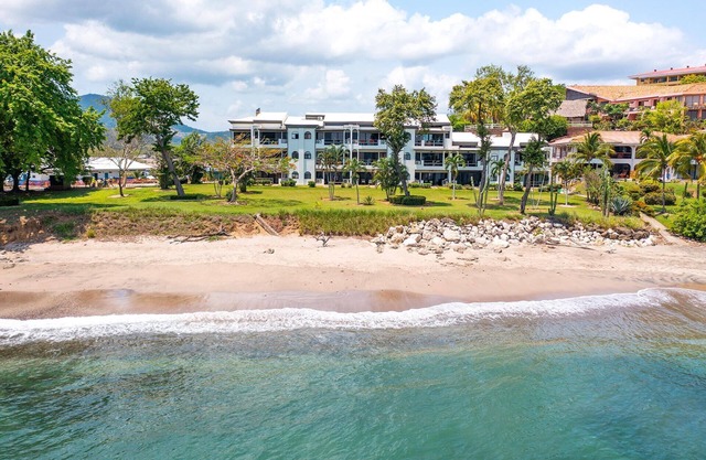 Newly Remodeled Ground-floor Unit in Flamingo in Front of Beach