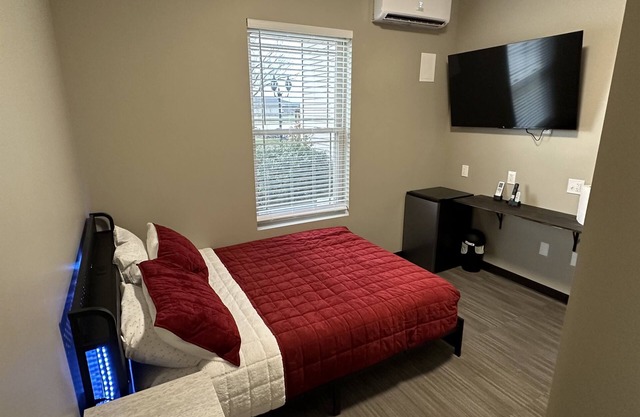 Newly Remodeled! Mattoon Room: B9 - Queen Room