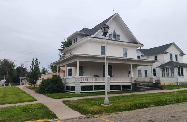 Newly renovated 19th century 4bdrm 2ba house in quaint Sutherland, IA WiFi, AC