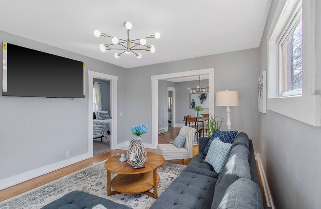 Newly Renovated 2BR Apt Near SU, Zoo, Destiny USA & Downtown