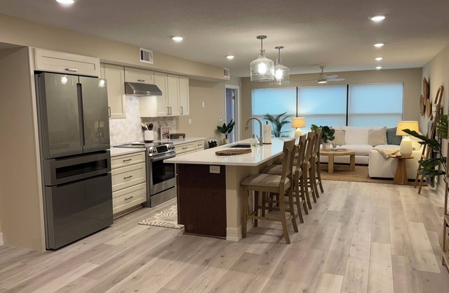 Newly Renovated 3/2 west of 41 in Parkshore!