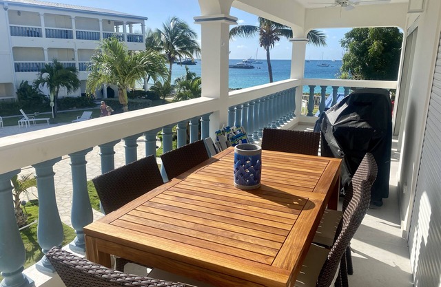 Newly Renovated 3 bedroom 3.5 bath on Simpson Bay Beach 🏝