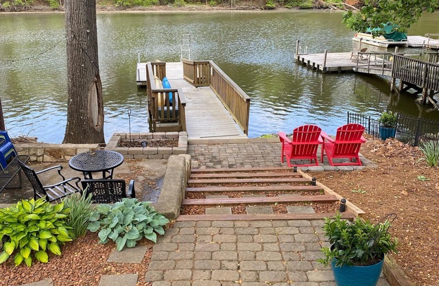 Newly Renovated 3BR, 2BA, pet friendly, with 3 kayaks, boat ramp nearby