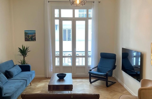 Newly renovated apartment in Nice- with AC and 10 min walk to the beach!