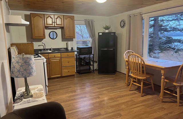 Newly renovated Chickadee cabin on Harrington River, sleeps 4.nPet friendly
