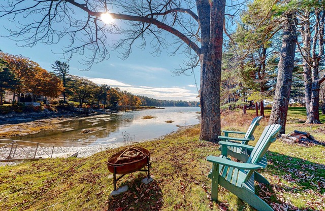 Newly renovated waterfront dog-friendly cottage with dock, patio, & washer/dryer