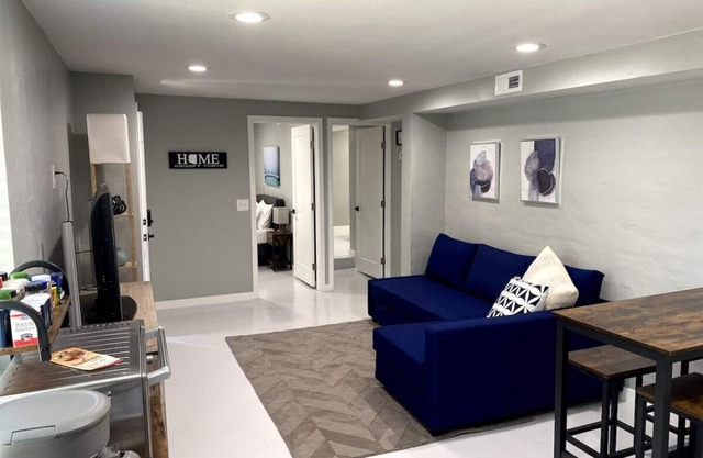 Newly Updated/2 BR 1 BA/U of A/Sam Hughes