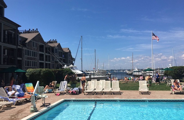 Newport Onshore - Thames St waterfront! Central location to harbor attractions.