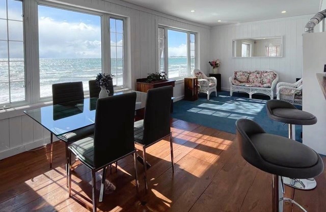 Niagara Dreamhouse on the lake with Private Beach! Family & Friends Vacation.