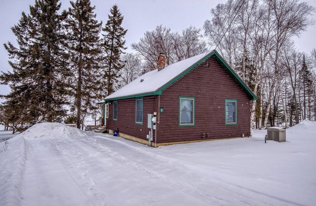 Niboban Cabin 5 right on Rangeley Lake with a screened porch, fire pit, hammock, WiFi and dock!