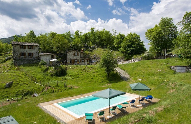 Nice apartment in villa for 6 guests with pool, WIFI, TV, patio, pets allowed and parking