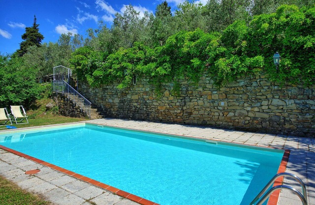 Nice apartment for 5 guests with pool, WIFI, TV and pets allowed, close to Greve In Chianti