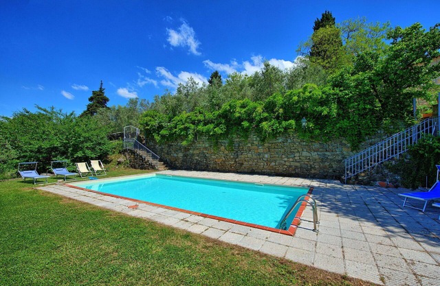 Nice apartment with WIFI, pool, TV, patio, panoramic view, parking, close to Greve In Chianti
