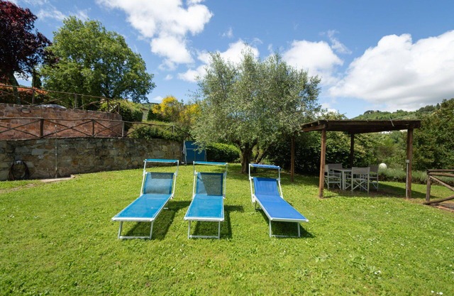 Nice apartment in villa for 8 guests with pool, WIFI, TV, patio, pets allowed and parking