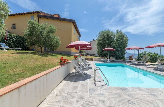 Nice apartment for 6 people with WIFI, pool, A/C, TV, pets allowed, panoramic view and parking