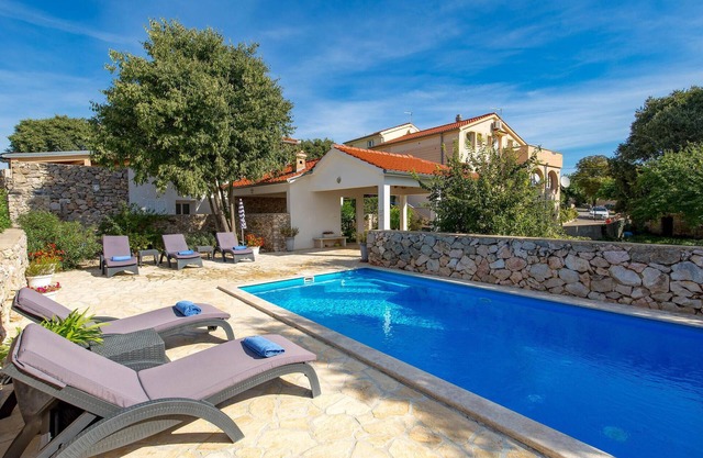 Nice apartment in Garica with WiFi