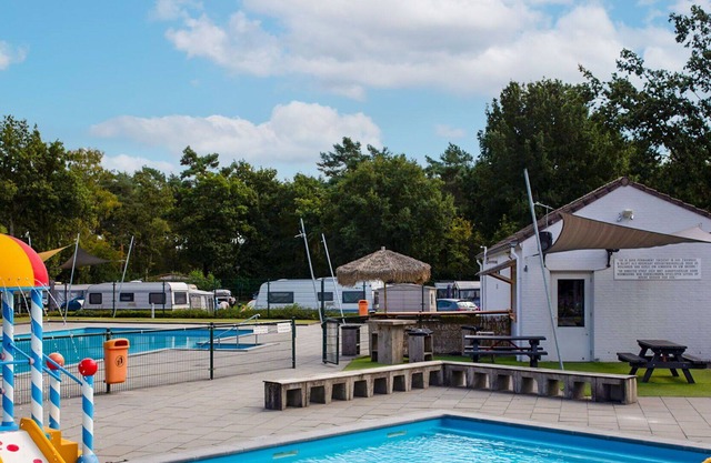 Nice apartment in villa for 6 guests with pool, TV, terrace, pets allowed and parking