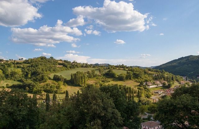 Nice apartment in the historic center of the village, overlooking the hills