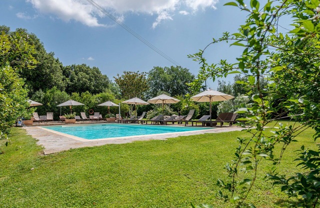 Nice apartment in villa for 2 guests with A/C, pool, WIFI, TV, patio, pets allowed and parking