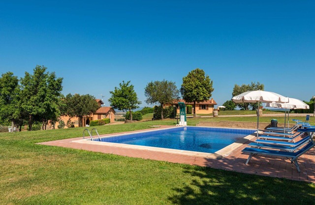 Nice apartment in villa for 4 people with A/C, pool, WIFI, TV, terrace, pets allowed and parking