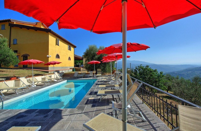 Nice apartment in villa for 4 guests with WIFI, A/C, pool, TV, patio, pets allowed and parking