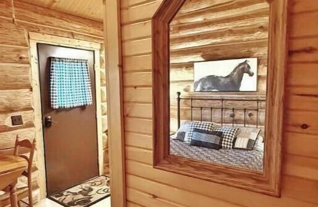 Nice cabin overlooking the water and close to Glade Top Trail