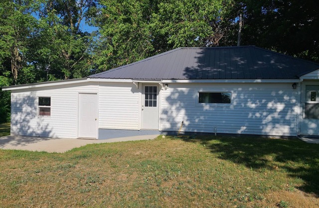 Nice centrally located recently remodeled house with a double lot that sleeps 5