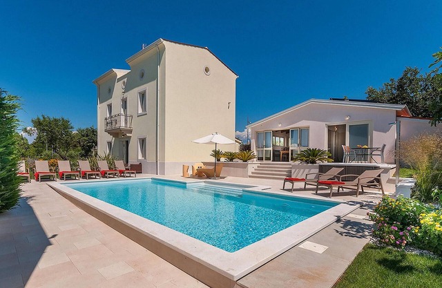 Nice home in Porec with sauna