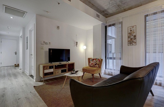Nice loft in Montreal's Old Port, blending historic charm with modern comfort in a prime location.