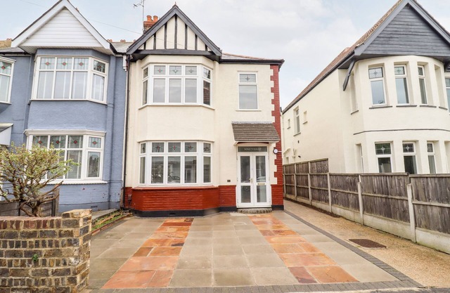 NINETY EIGHT, family friendly, with a garden in Southend-On-Sea