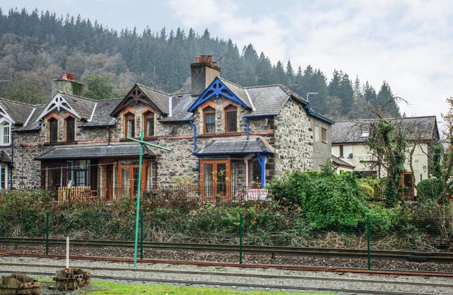 NO 1 RAILWAY COTTAGES, family friendly, with a garden in Betws-Y-Coed