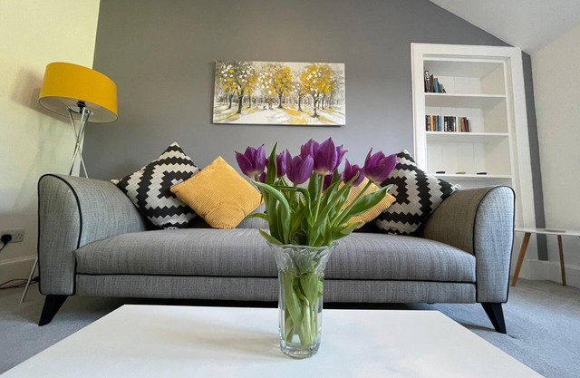 No 10 - Immaculate top floor city centre two bed flat suitable for 4 guests.