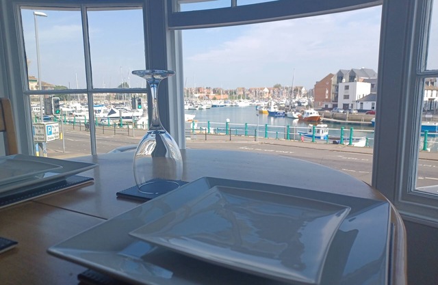 No.26 Marina View apartment, parking permit, harbour and Marina views