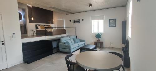 No 60, 3rd floor, centrally located, fully equipped studio Apt