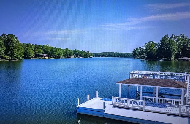 No lake views from Oct 27 - Dec 6th Power Company water drawdown for maint.
