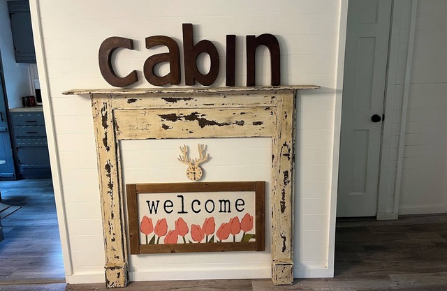 Noisy creekfront cabin in Marble! Pet friendly! Close to the casino