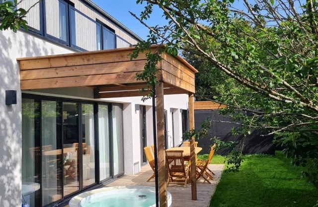 Nomad house 1 with 3 bedrooms, Jacuzzi center of Milly La Forêt !